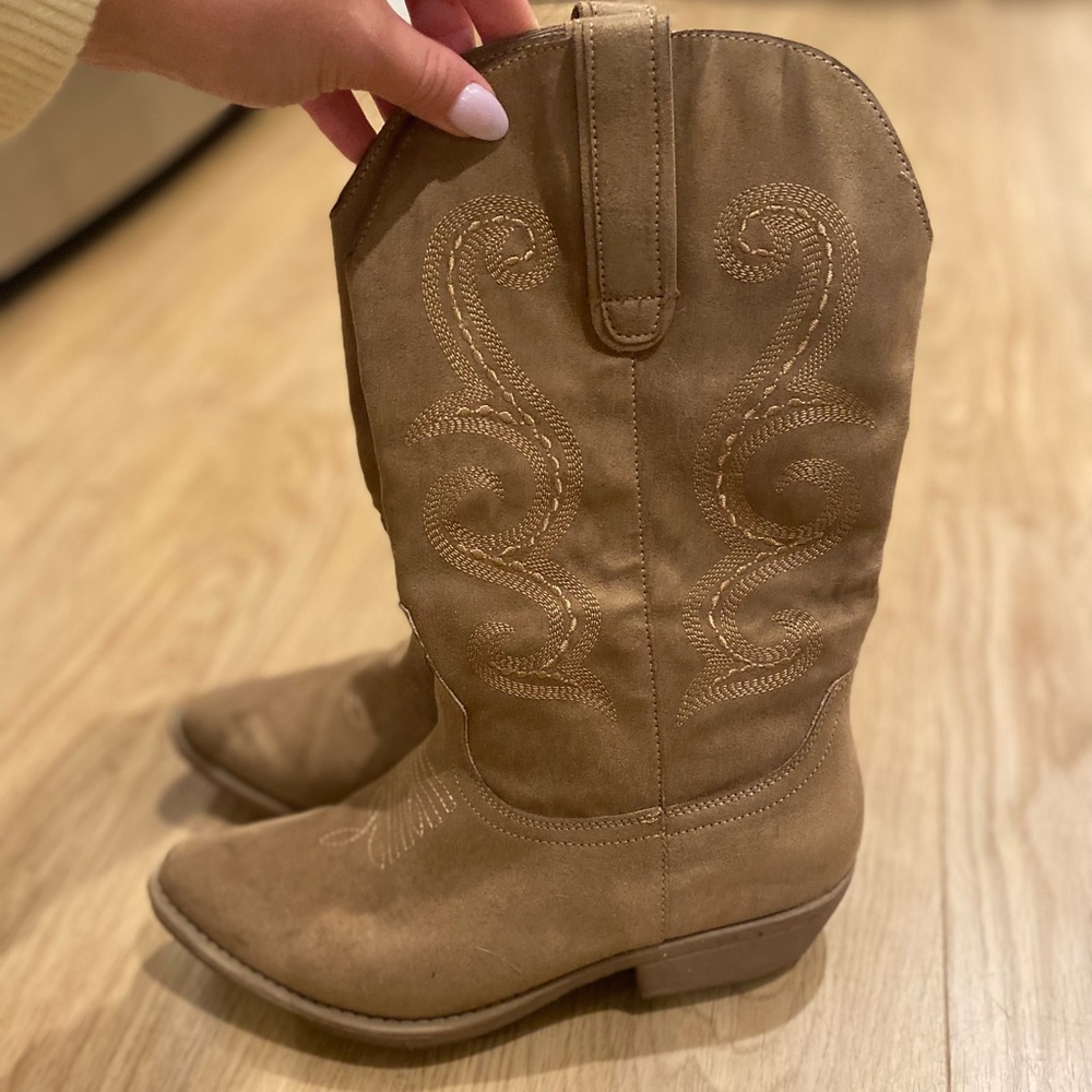 Brown cowgirl boots size 7